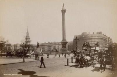 Ansichtkaart met een afbeelding van Trafalgar Square door English Photographer